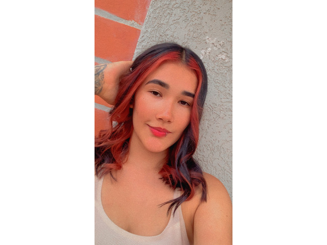Joven latina, caliente y complaciente