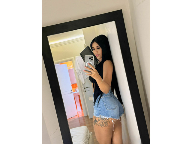 UNA CHICA JOVEN DIVERTIDA Y FIESTERA