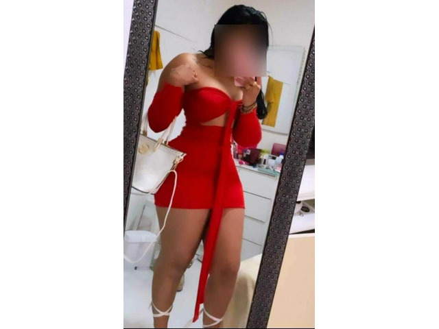 Una joven divertida juguetona