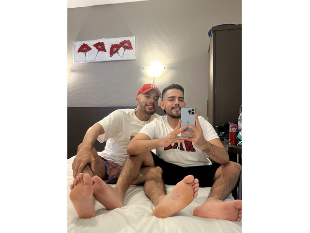 DOS CHICOS LATINOS VARONILES PARA TI