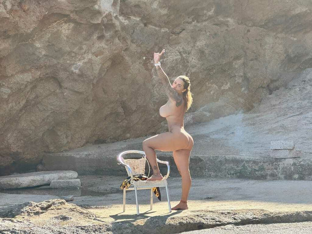 RUBIA EXTRAVAGANTE CON GANAS DE LECHITA