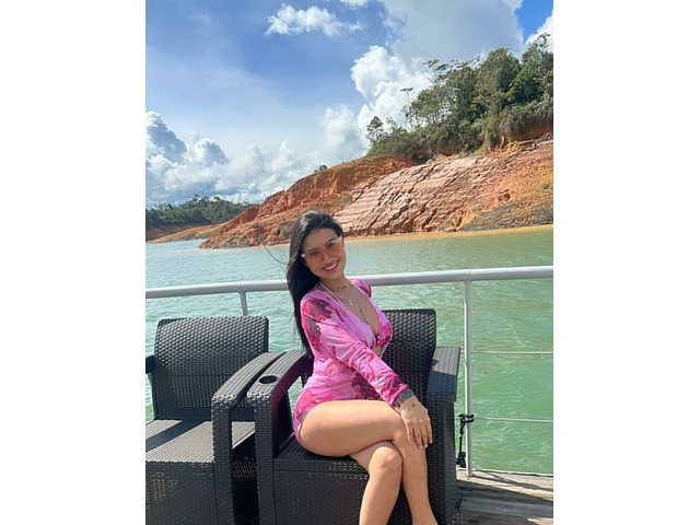 JOVEN LATINA CON MUCHA AGUANTE DE FIESTA