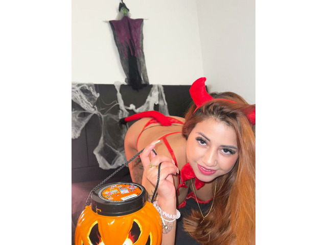 JOVENCITA CON GANAS DE TENERTE Y FOLLAR