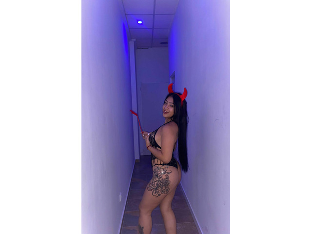 ENCANTADORA Y CALIENTE PELI-NEGRA EN JAVEA