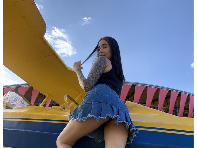 Joven latina, caliente y complaciente