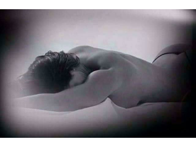 CON CURVAS PERFECTAS Y RICAS TETAS