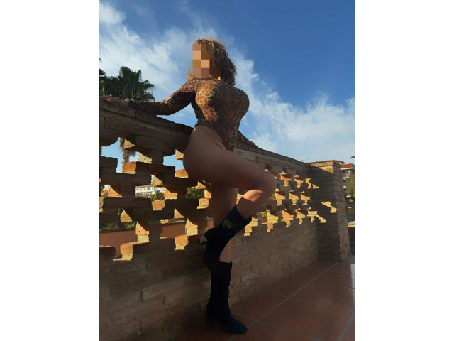 RUBIA CON HERMOSAS CURVAS PARA DELEITAR
