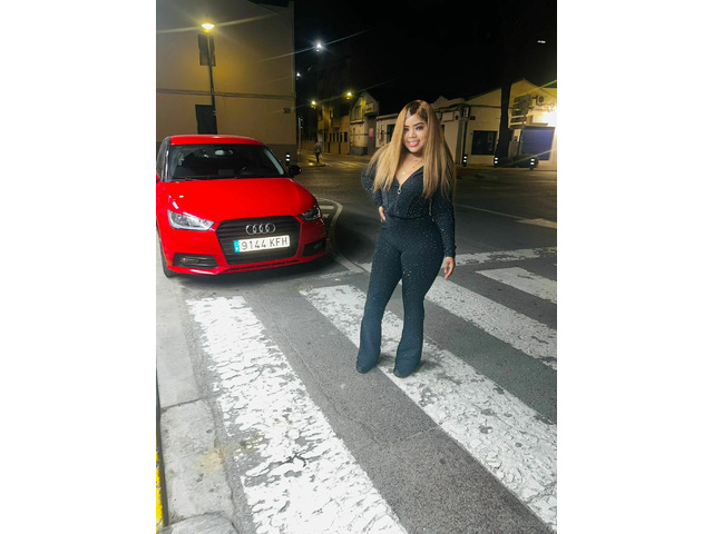 MUJER VOLUPTUOSA CON GRANDES CURVAS