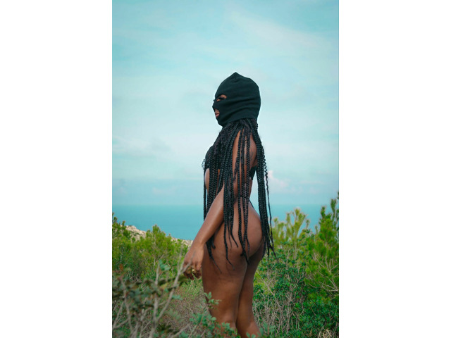 MORENA CON CURVAS EROTICAS