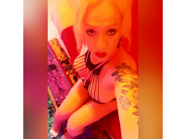 Hermosa rubia con grandes dotes
