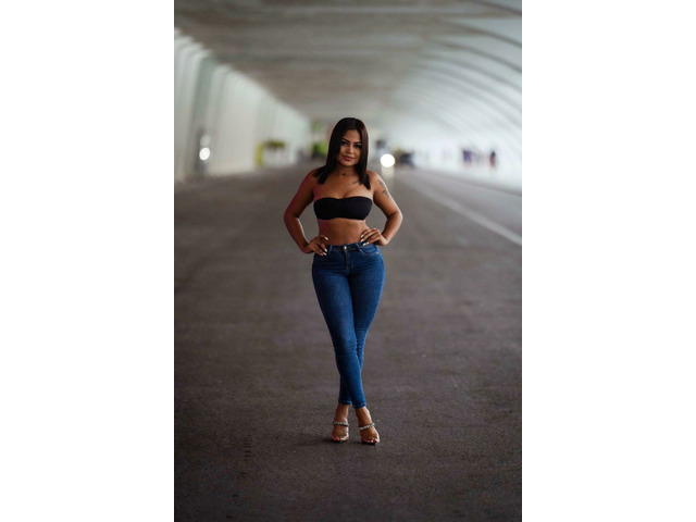 HERMOSA LATINA JOVEN Y JUGUETONA