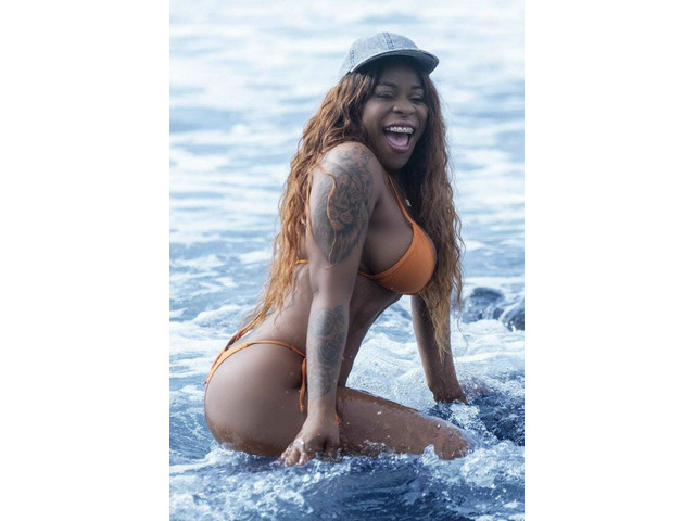 LATINA DE SEXY CURVAS