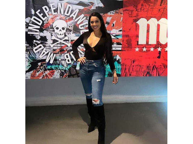 LATINA FIESTERA PARA DARTE AMOR