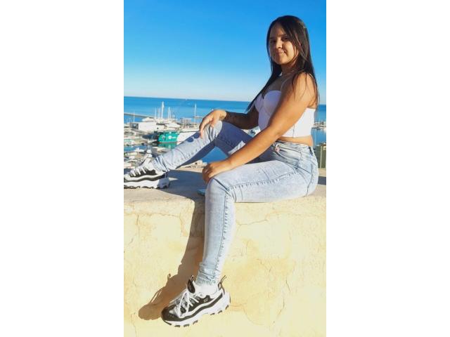 FIESTERA Y MUY INQUIETA EN JAVEA