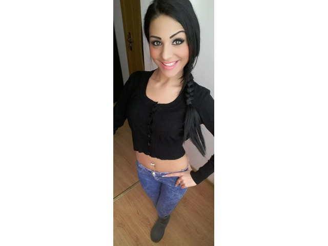 Morena muy complaciente