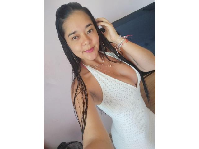 JOVENCITA APASIONADA Y LUJURIOSA EN LA CAMA