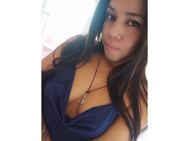 ENCANTADORA MUJER ALEGRE