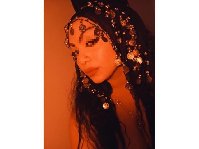 CHICA ARABE ATRACTIVA /SALIDAS