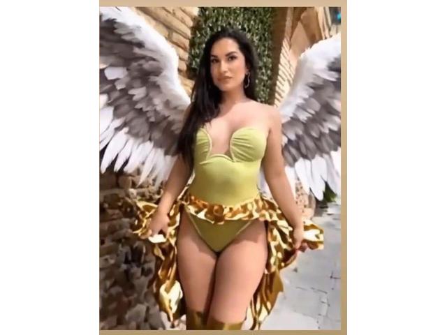 La morena vuelve, muy femenina