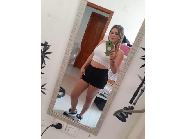 ALEGRE Y MUY CARIÑOSA. . .