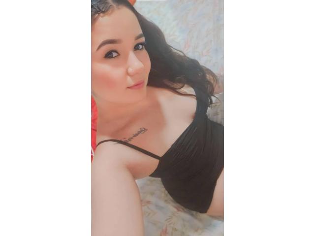 LABIOS HUMEDOS Y JUGUETONES