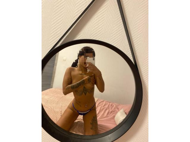 JOVENCITA CALIENTE Y HUMEDA /SALIDAS