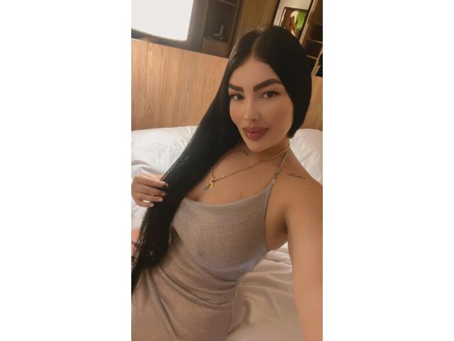 EXPLOSIVA SEDUCTORA, ESBELTA . . . SALIDAS
