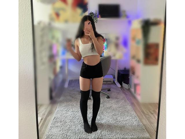 La prima vino a jugar bien cachondita