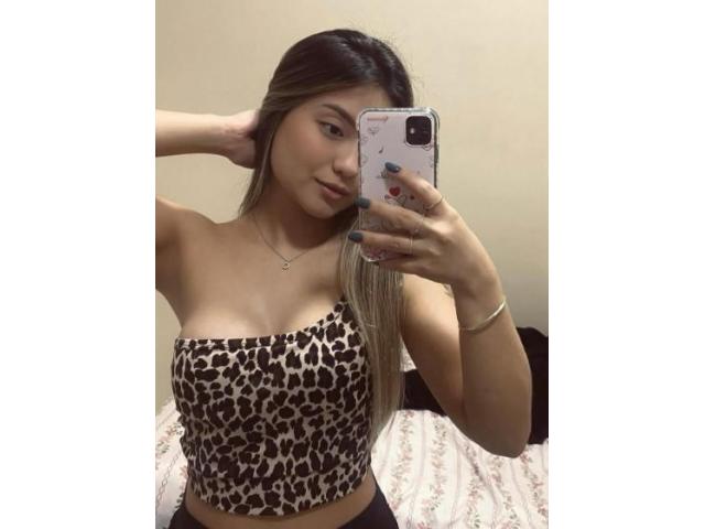 SOY UNA LATINA GUAPA PECHO NATURAL *