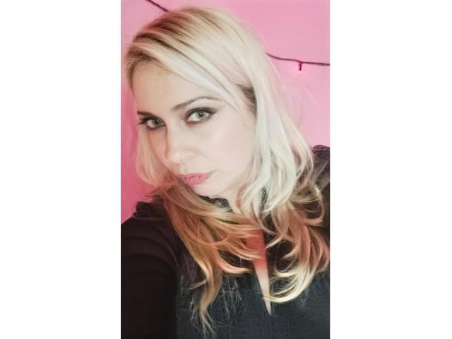 Bianca fina y elegante masajista erótica