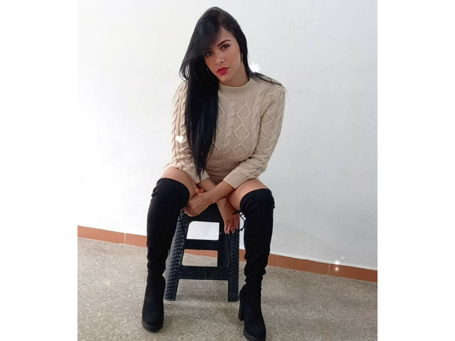 Karla ardiente y atrevida latina