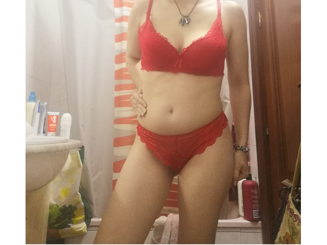 Lucia ofrece masajes y oral de L a V