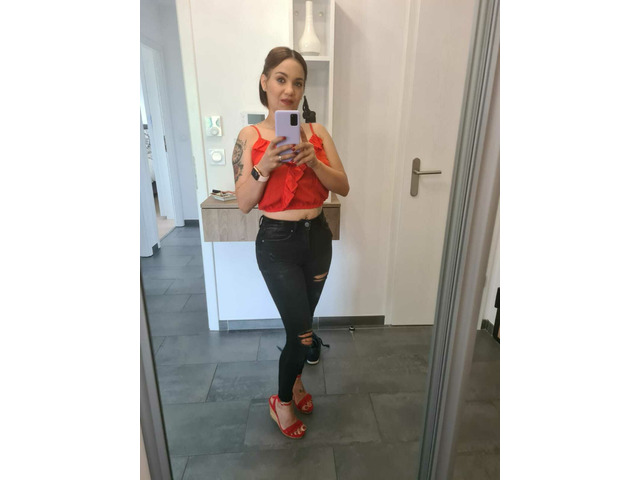 morena  curvi muy buena compañia