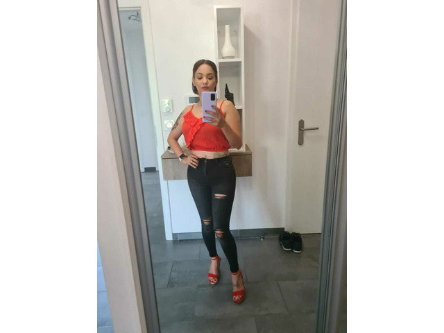 Erika chiquitita de ojos verdes