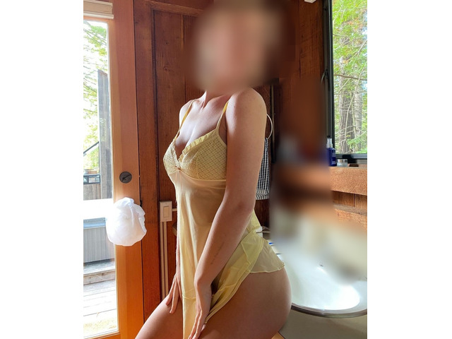 Guapa y joven masajista independiente.