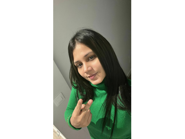 Andrea , morena esbelta