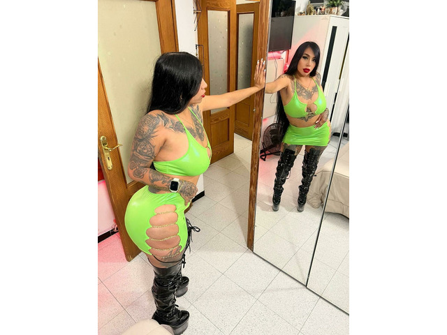 Catalina morena tatuada femenina