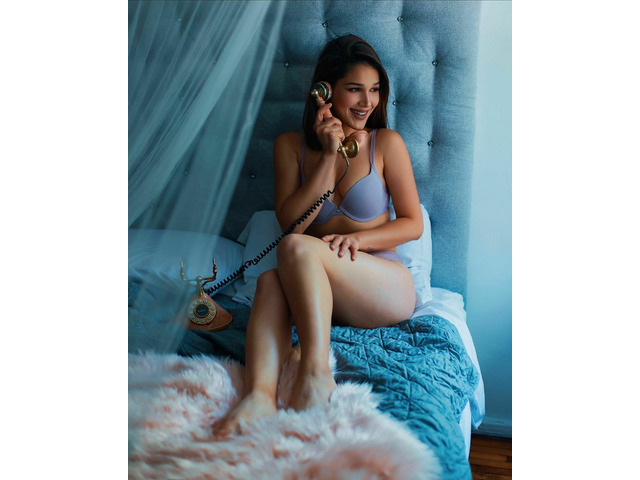 HERMOSA LATINA RESERVADA Y JUGUETONA