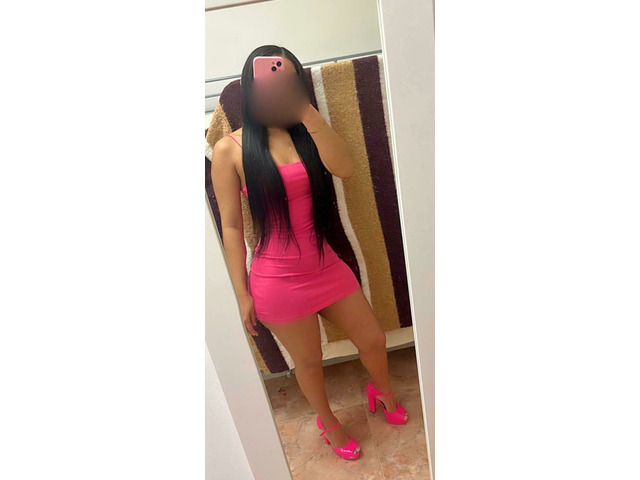 señorita latina nueva en el oficio