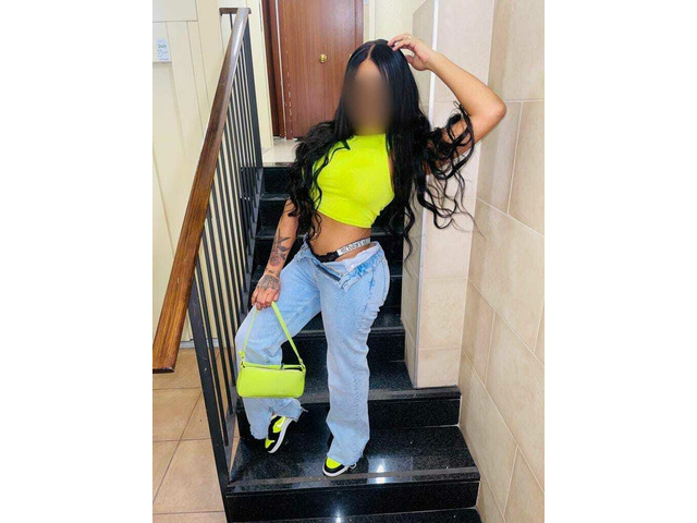 JOVEN MORENA CALIENTE Y CARIÑOSA