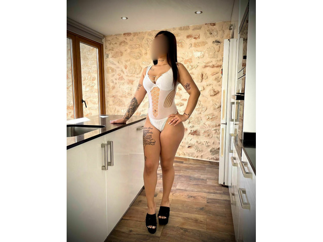 HERMOSA LATINA DE PIES A CABEZA