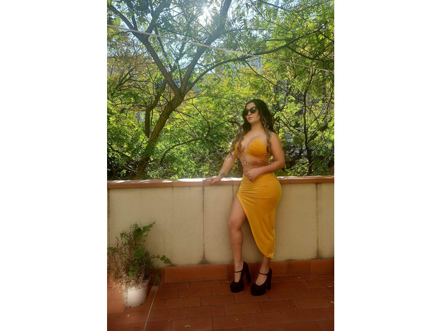 LATINA HERMOSA DE CURVAS DEFINIDAS