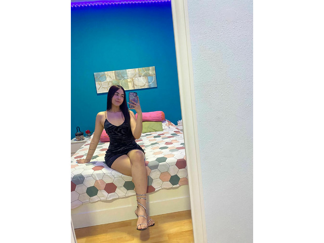 JOVEN CHICA UNIVERSITARIA MUY SUMISA
