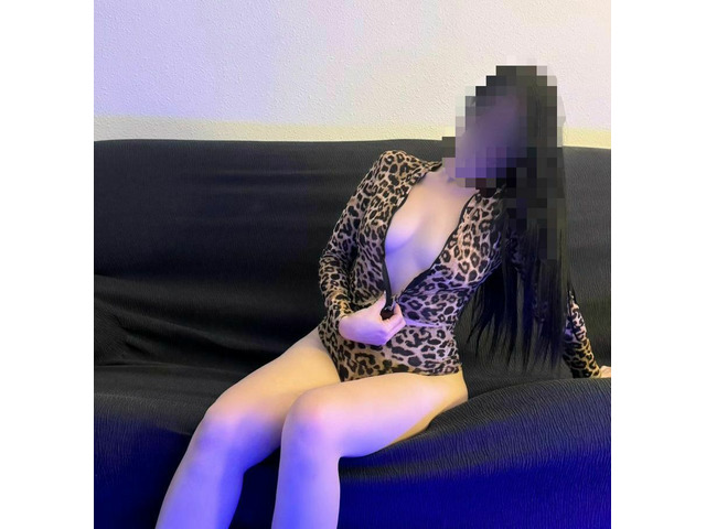 SEXY Y DISTINGUIDA LATINA EN VILLA REAL