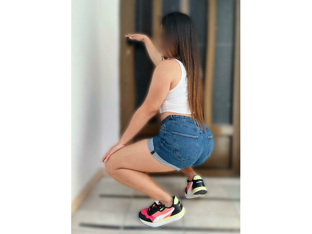 CRISTAL UNA CHICA ENCANTADORA Y MUY SENSUAL