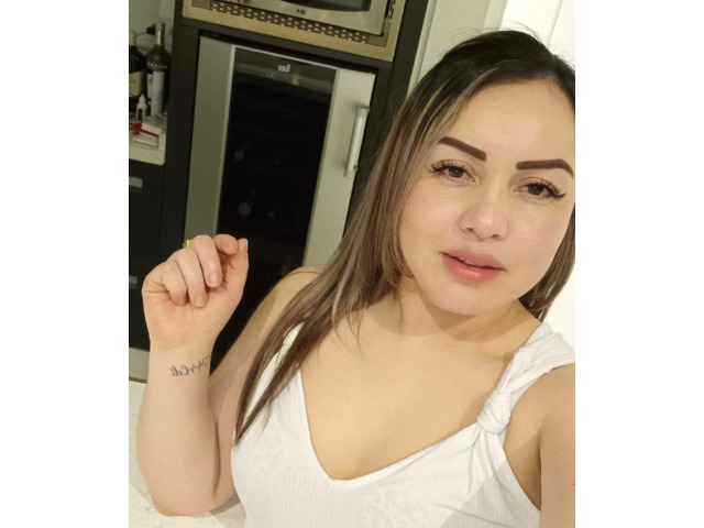  GUAPA RUBIA, MUY COMPLACIENTE