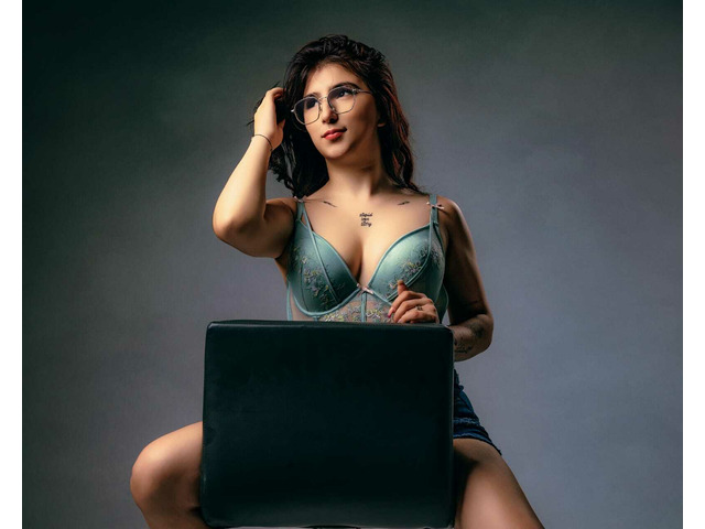 UNIVERSITARIA GUAPA Y SENSUAL SOLITA EN CASA