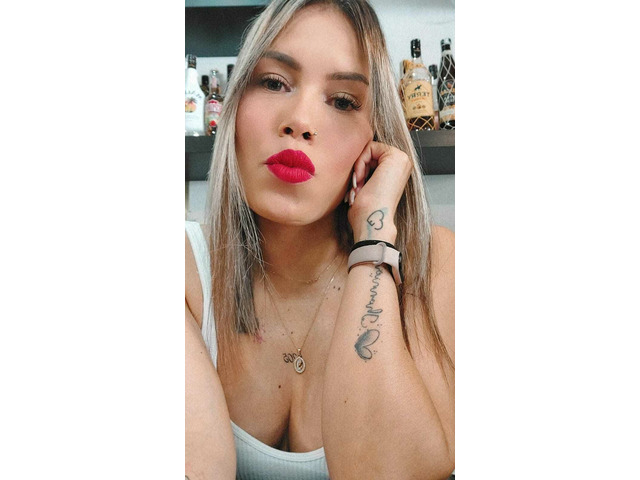 RUBIA ENTREGADA EN LA CAMA