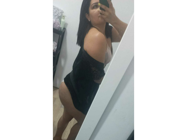 joven encantadora y bien mojada
