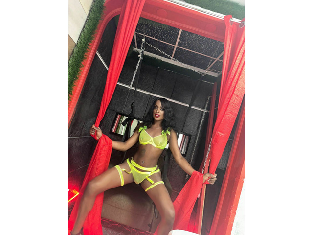UNA MORENA CALIENTE Y POLLONA